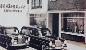 Historisches Bild von den Schäfer & Co. Bestattungswagen