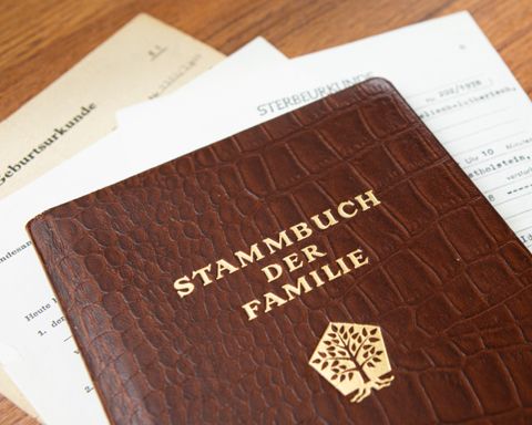 Stammbuch mit wichtigen Dokumenten im Trauerfall