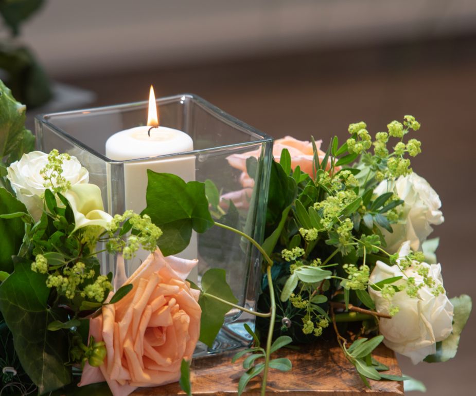 Kerze und Blumen im Schäfer & Co. Bestattungshaus