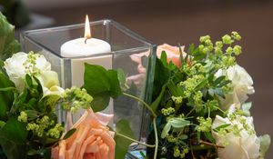 Kerze und Blumen im Schäfer & Co. Bestattungshaus