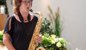 Saxophonistin spielt bei der Trauerfeier im Schäfer & Co. Gezeiten.Haus